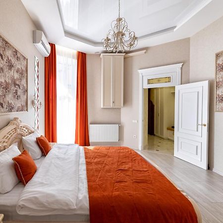 2 Bedroom Apartment Tykha Street City Center With Parking Place Lviv Ngoại thất bức ảnh