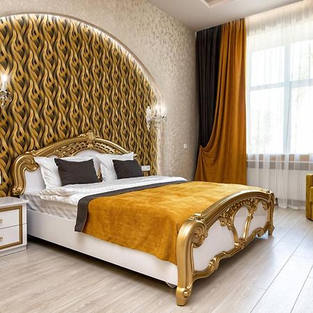 2 Bedroom Apartment Tykha Street City Center With Parking Place Lviv Ngoại thất bức ảnh