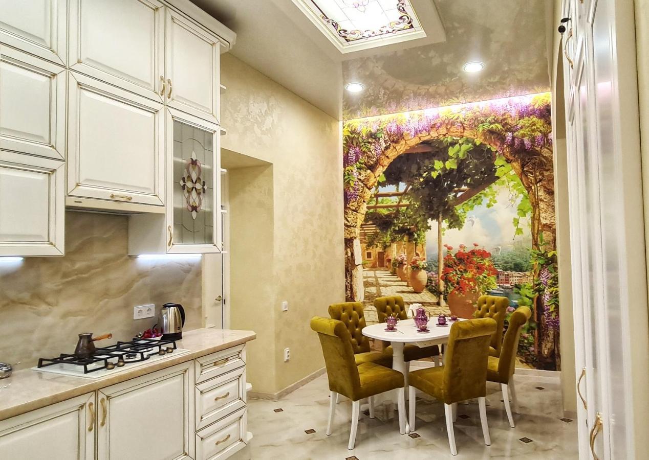 2 Bedroom Apartment Tykha Street City Center With Parking Place Lviv Ngoại thất bức ảnh