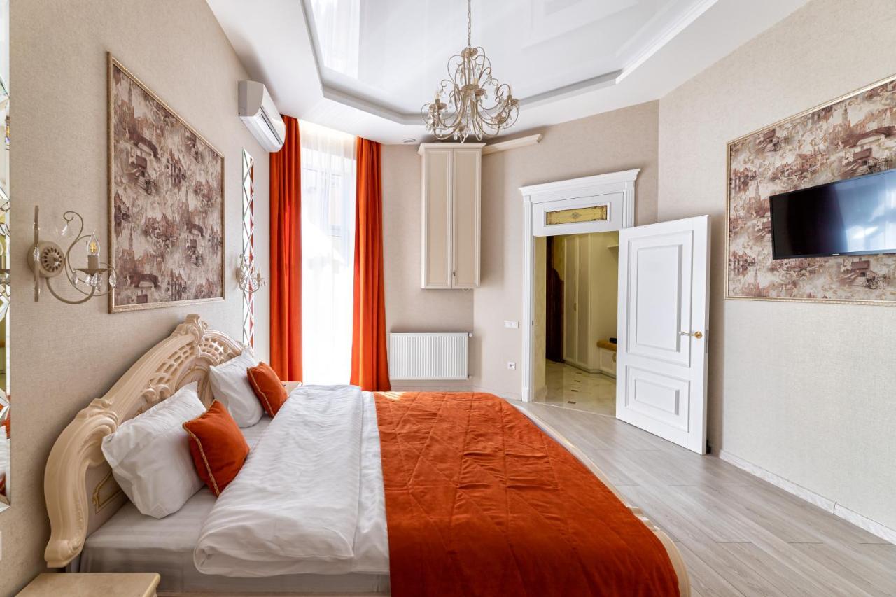 2 Bedroom Apartment Tykha Street City Center With Parking Place Lviv Ngoại thất bức ảnh