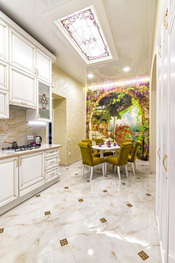 2 Bedroom Apartment Tykha Street City Center With Parking Place Lviv Ngoại thất bức ảnh
