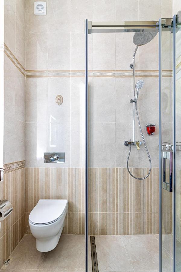 2 Bedroom Apartment Tykha Street City Center With Parking Place Lviv Ngoại thất bức ảnh