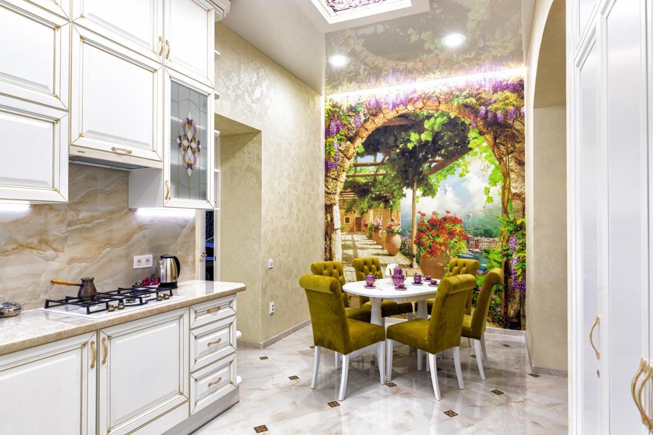 2 Bedroom Apartment Tykha Street City Center With Parking Place Lviv Ngoại thất bức ảnh