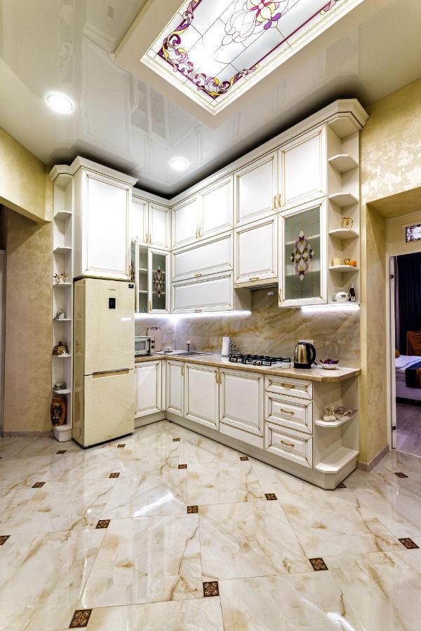 2 Bedroom Apartment Tykha Street City Center With Parking Place Lviv Ngoại thất bức ảnh