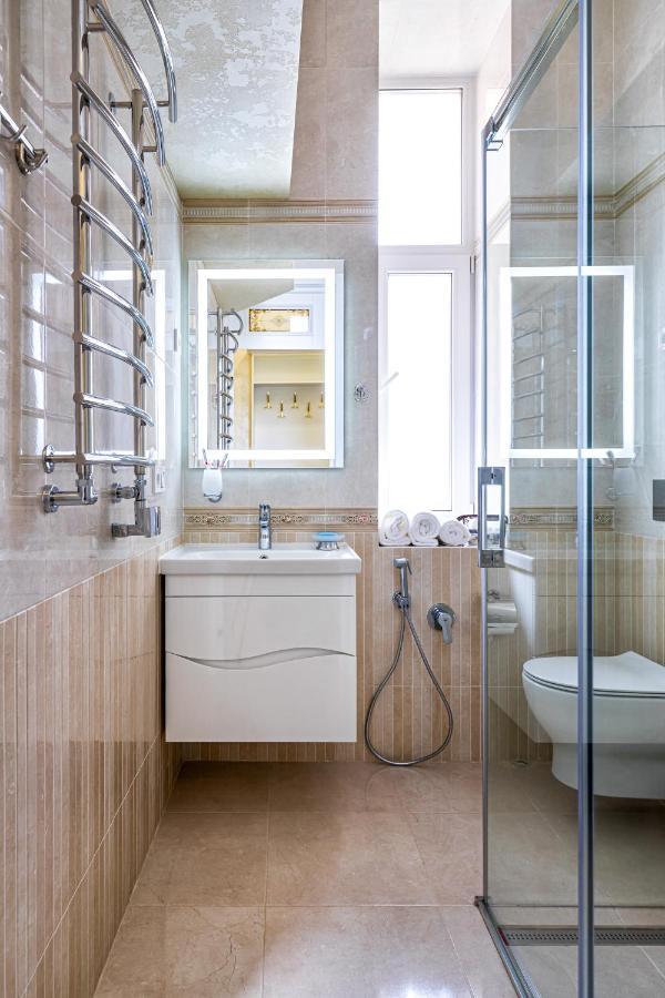 2 Bedroom Apartment Tykha Street City Center With Parking Place Lviv Ngoại thất bức ảnh