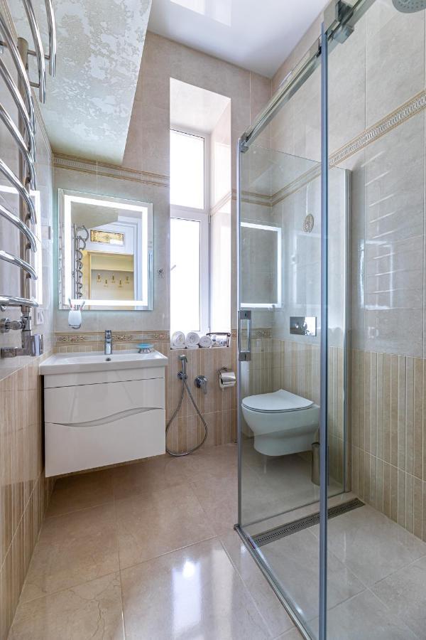 2 Bedroom Apartment Tykha Street City Center With Parking Place Lviv Ngoại thất bức ảnh