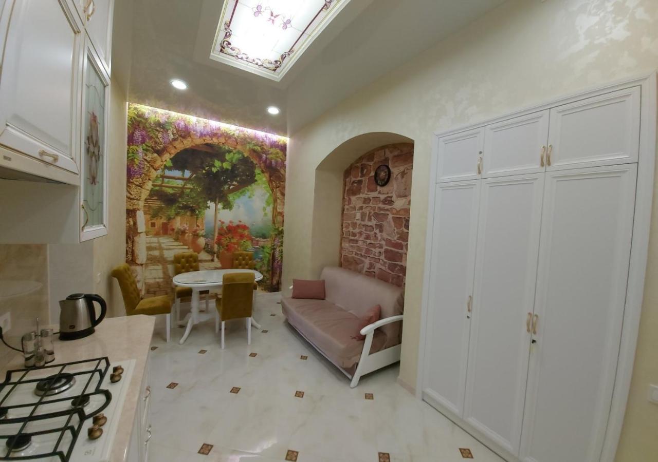 2 Bedroom Apartment Tykha Street City Center With Parking Place Lviv Ngoại thất bức ảnh